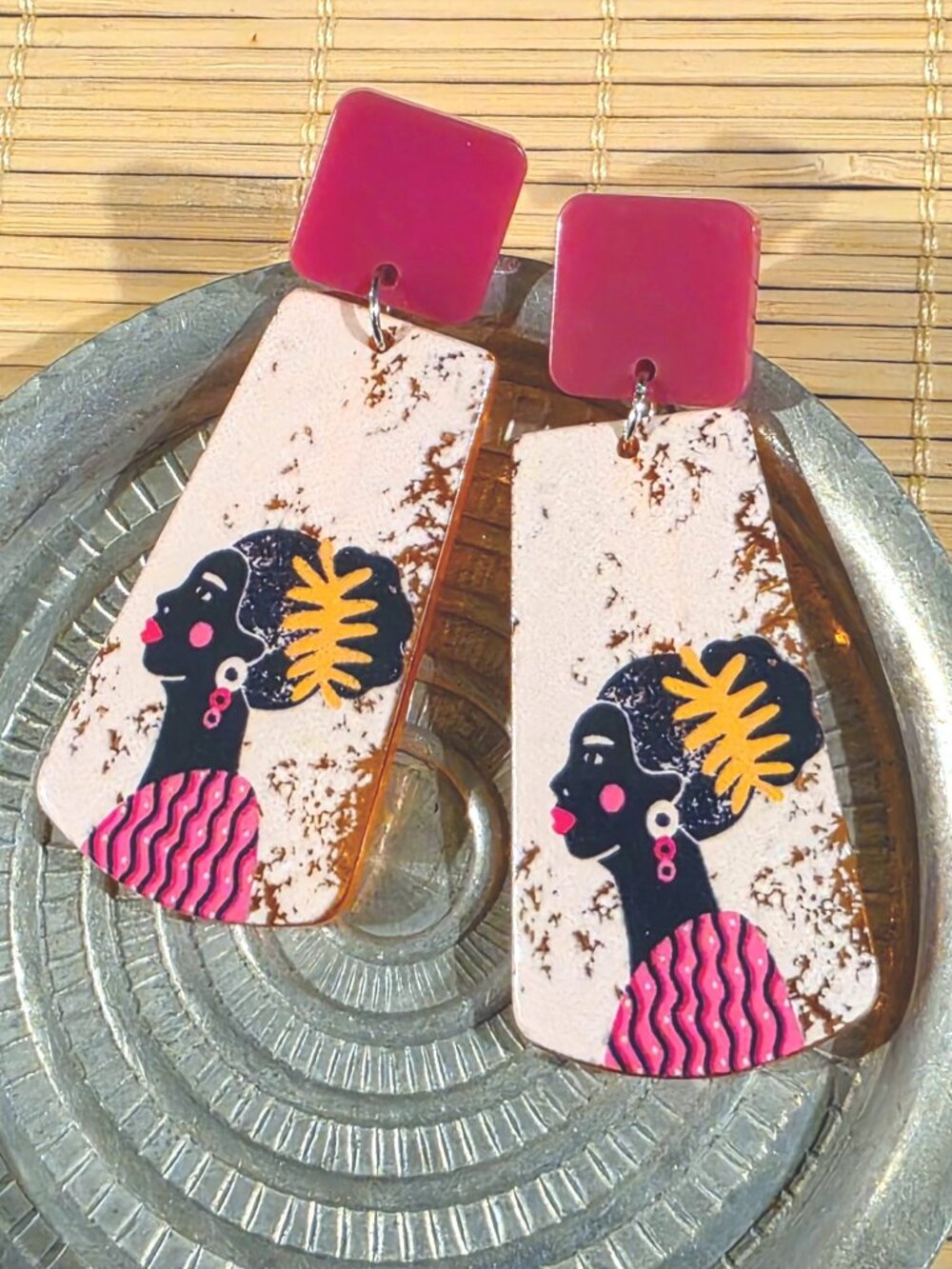 80s Retro Style Artsy African Woman Vintage Lucite Pendant Dangle earrings